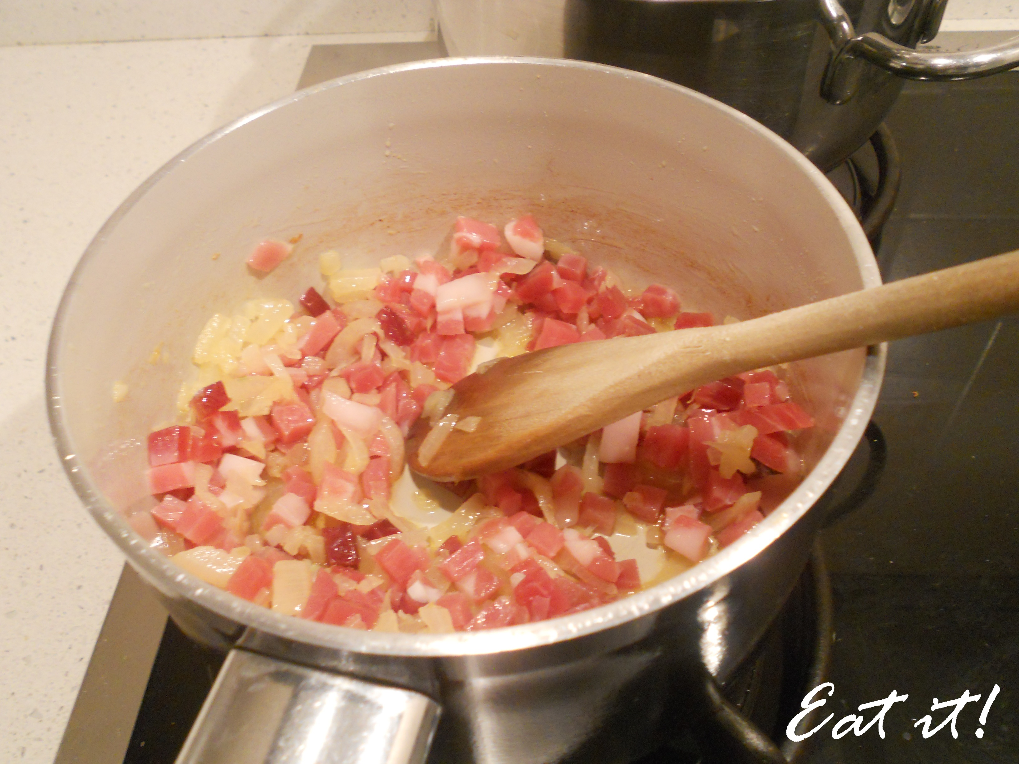 Canederli allo speck - Aggiungere lo speck alle cipolle Canederli allo speck - Aggiungere lo speck alle cipolle