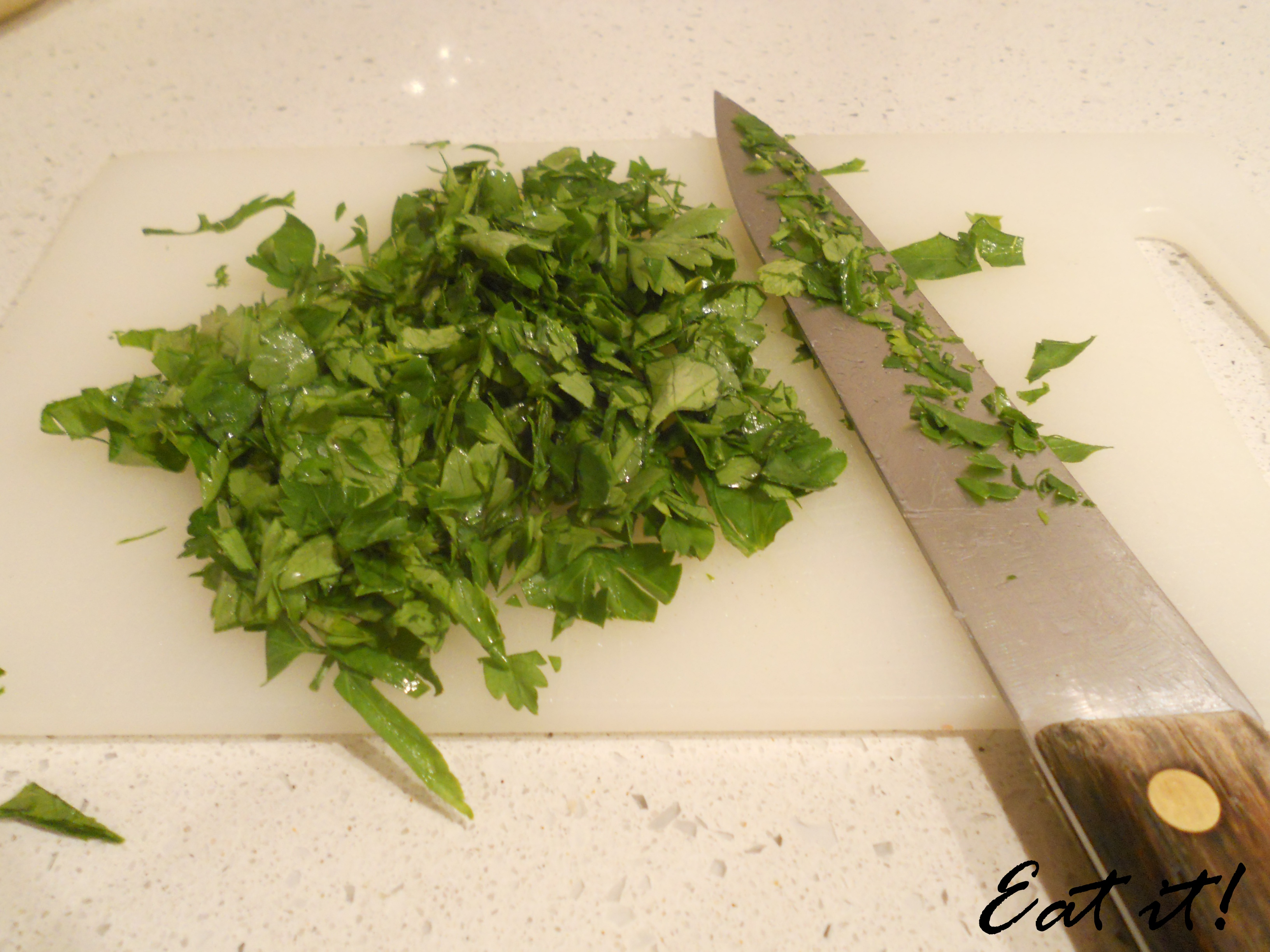 Canederli allo speck - Tritare il prezzemolo Canederli allo speck - Tritare il prezzemolo