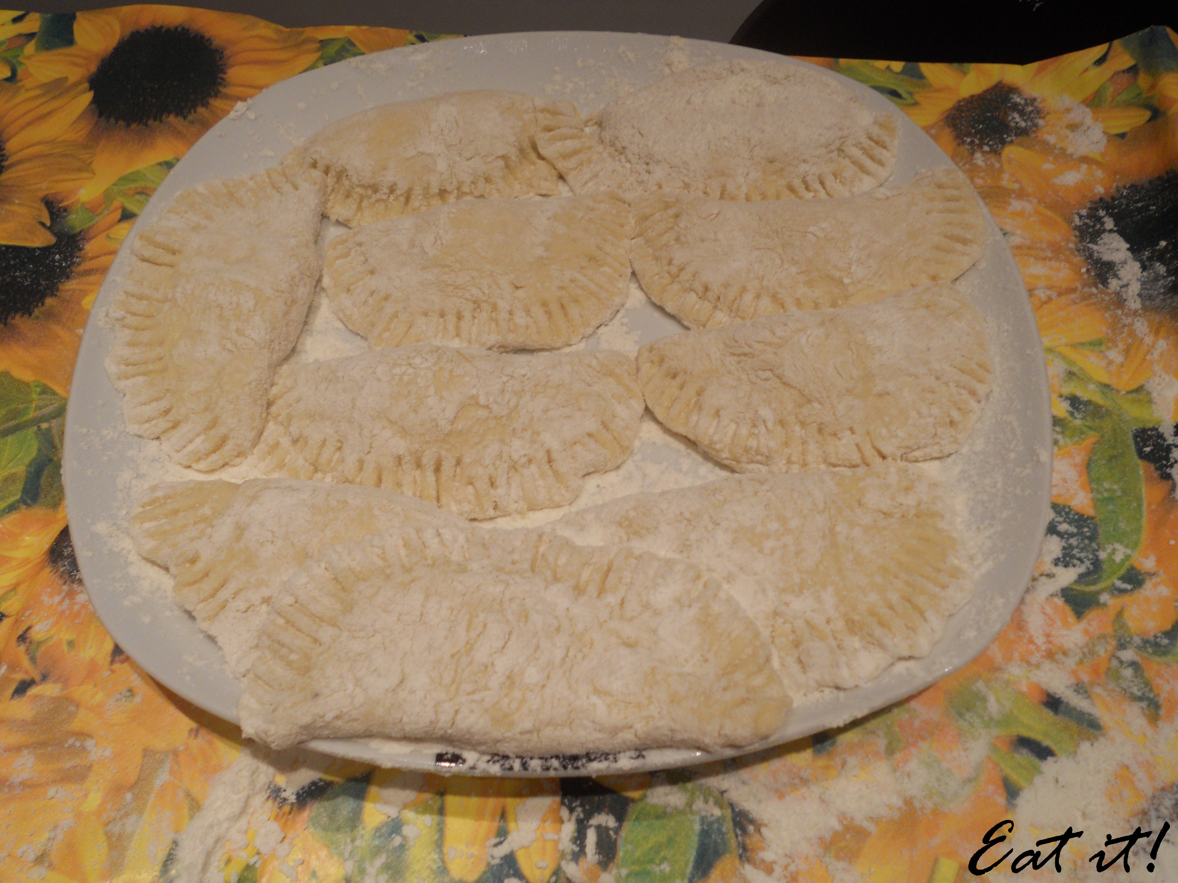 Ravioli di patate - Piegare e schiacciare i bordi Ravioli di patate - Piegare e schiacciare i bordi