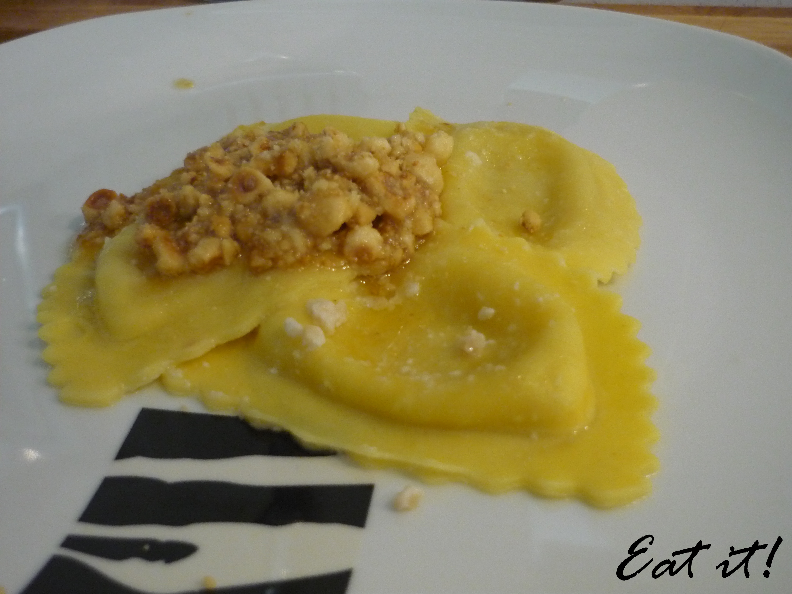 Mezzelune gorgonzola e mandorle tostate con nocciole del Piemonte Igp Mezzelune gorgonzola e mandorle tostate con nocciole del Piemonte Igp